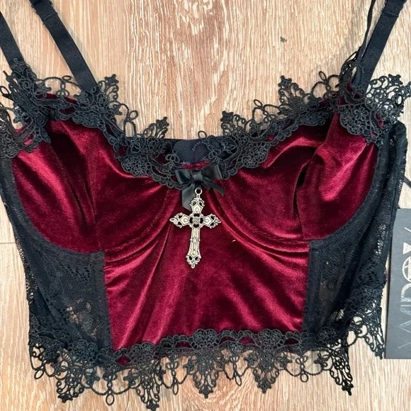 Dolls Kill Widow red and black velvet crop top
Size XXS
Brand new with tags - Picture 2 of 4